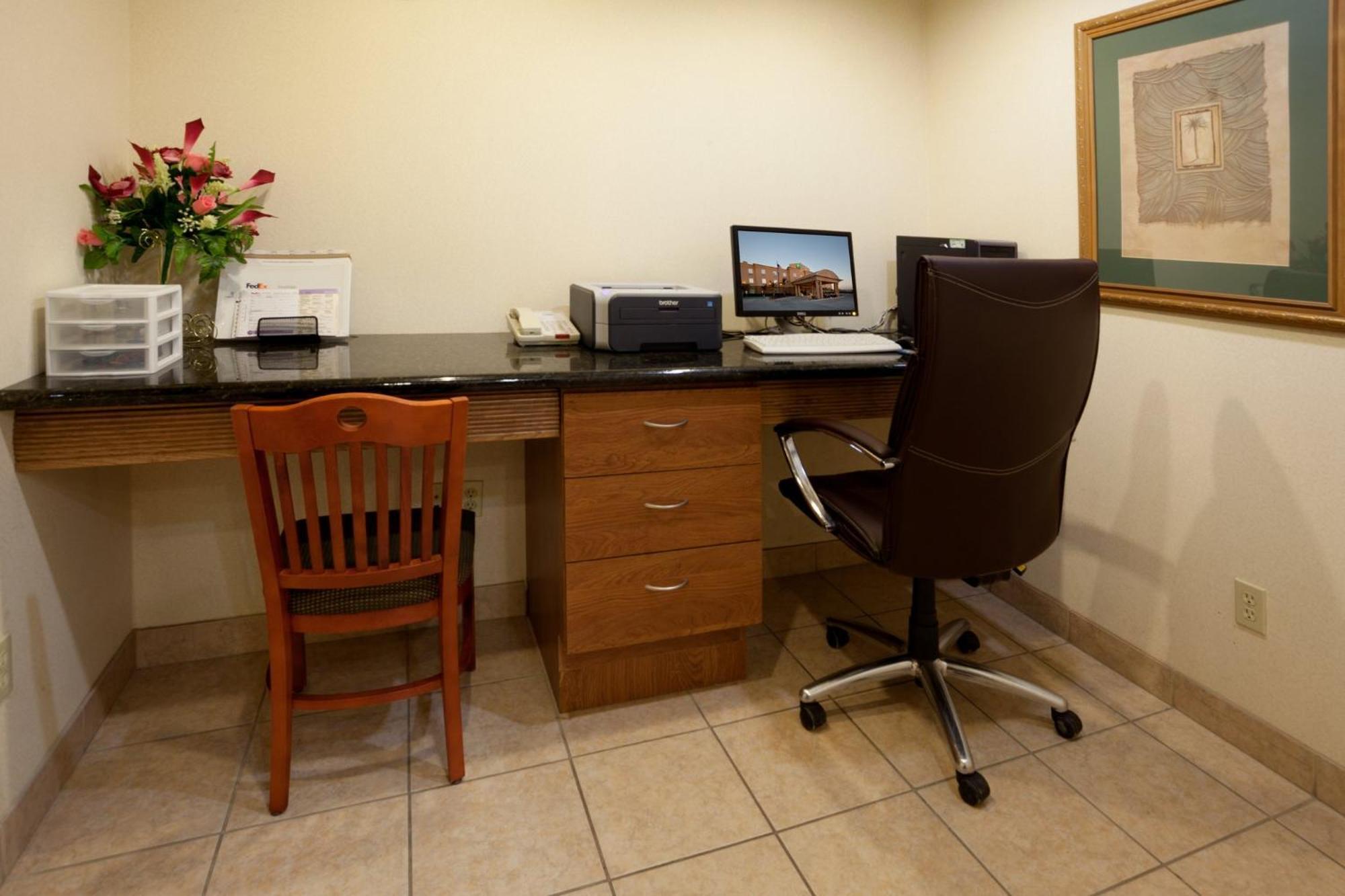 Holiday Inn Express Hotel & Suites Zapata By Ihg Bagian luar foto